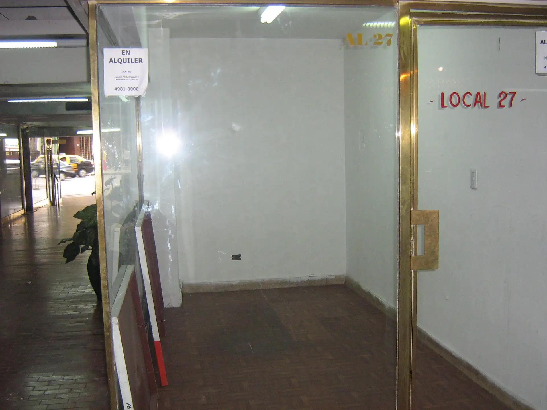 LOCAL EN GALERIA SOBRE AV. RIVADAVIA - Bajas Expensas