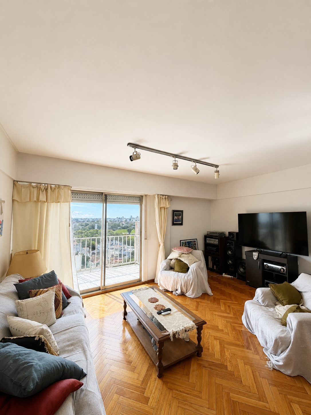 Departamento 4 ambientes con dependencia, con cochera y baulera – Piso alto con balcon – Villa Del Parque